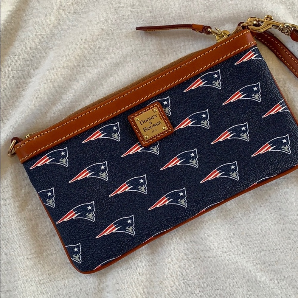 🏈Dooney & Bourke Wristlet 🏈